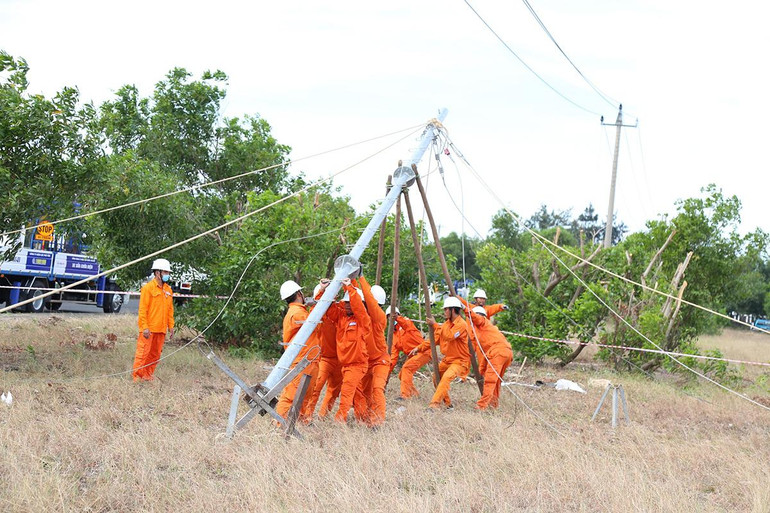 Diễn tập thi công dựng nhanh cột sắt lắp ghép tạm lưới điện trung thế. Diễn tập thi công dựng nhanh cột sắt lắp ghép tạm lưới điện trung thế.