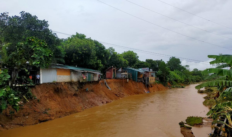 Nước suối dâng cao gây sạt lở nhà dân tại thị trấn Yên Bình, huyện Quang Bình (Hà Giang).