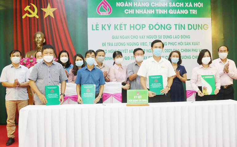 Chi nhánh Ngân hàng Chính sách xã hội tỉnh Quảng Trị ký kết hợp đồng tín dụng cho vay trả lương ngừng việc và phục hồi sản xuất sau Covid-19 với đại diện các doanh nghiệp. Chi nhánh Ngân hàng Chính sách xã hội tỉnh Quảng Trị ký kết hợp đồng tín dụng cho vay trả lương ngừng việc và phục hồi sản xuất sau Covid-19 với đại diện các doanh nghiệp.