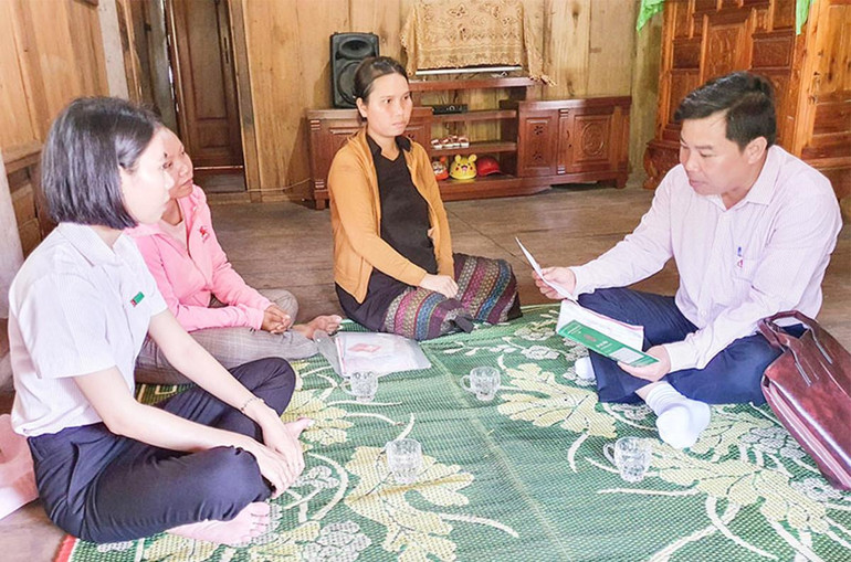 Cán bộ Ngân hàng Chính sách xã hội huyện miền núi Đakrông rà soát đối tượng vay vốn trên địa bàn. Cán bộ Ngân hàng Chính sách xã hội huyện miền núi Đakrông rà soát đối tượng vay vốn trên địa bàn.