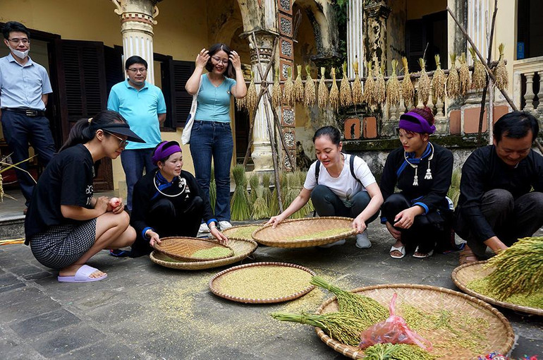 Du khách đến Lễ hội cốm Bắc Hà để tận mắt xem và trải nghiệm cách thức làm cốm của đồng bào dân tộc Tày nơi đây. (Ảnh: MINH TÂM) Du khách đến Lễ hội cốm Bắc Hà để tận mắt xem và trải nghiệm cách thức làm cốm của đồng bào dân tộc Tày nơi đây. (Ảnh: MINH TÂM)