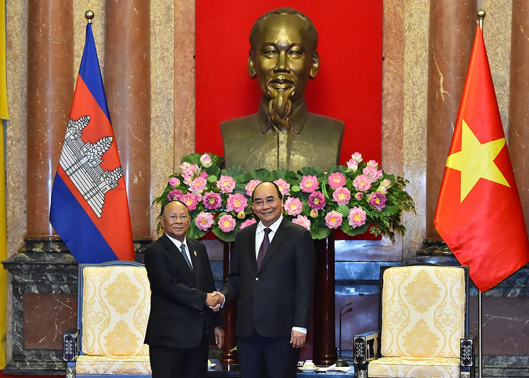 Chủ tịch nước Nguyễn Xuân Phúc và Chủ tịch Quốc hội Campuchia Samdech Heng Samrin tại buổi tiếp. Chủ tịch nước Nguyễn Xuân Phúc và Chủ tịch Quốc hội Campuchia Samdech Heng Samrin tại buổi tiếp.