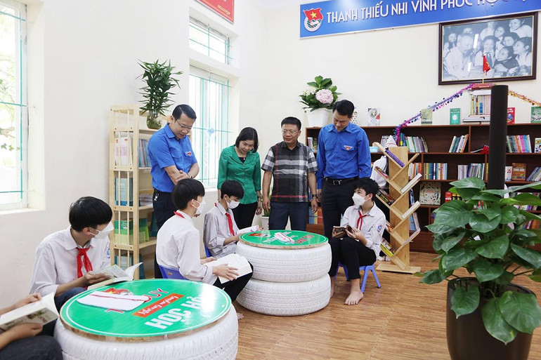 Tỉnh đoàn phối hợp các ngành tặng thư viện xanh cho thiếu nhi.