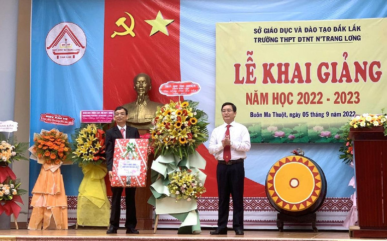 Bí thư Tỉnh ủy Đắk Lắk Nguyễn Đình Trung tặng hoa và quà chúc mừng thầy và trò Trường Trung học phổ thông dân tộc nội trú Nơ Trang Lơng bước vào năm học mới đạt được nhiều thành tích mới. Bí thư Tỉnh ủy Đắk Lắk Nguyễn Đình Trung tặng hoa và quà chúc mừng thầy và trò Trường Trung học phổ thông dân tộc nội trú Nơ Trang Lơng bước vào năm học mới đạt được nhiều thành tích mới.