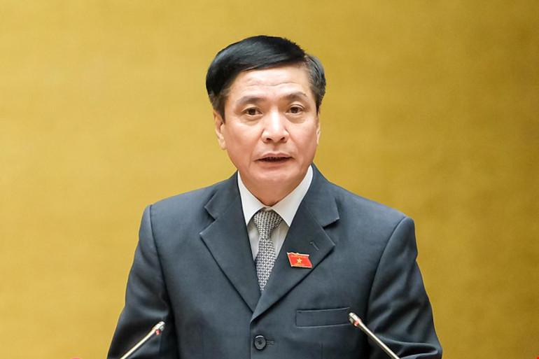 Tổng Thư ký, Chủ nhiệm Văn phòng Quốc hội Bùi Văn Cường trình bày tờ trình tóm tắt về dự thảo Nghị quyết ban hành Nội quy kỳ họp Quốc hội (sửa đổi). (Ảnh: DUY LINH)