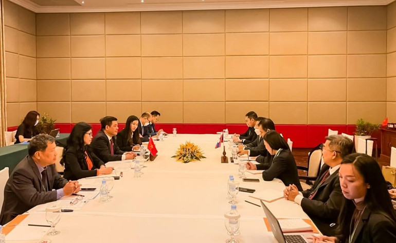 Đoàn Việt Nam và Lào gặp song phương bên lề Hội nghị Bộ trưởng Kinh tế ASEAN lần thứ 54. Đoàn Việt Nam và Lào gặp song phương bên lề Hội nghị Bộ trưởng Kinh tế ASEAN lần thứ 54.