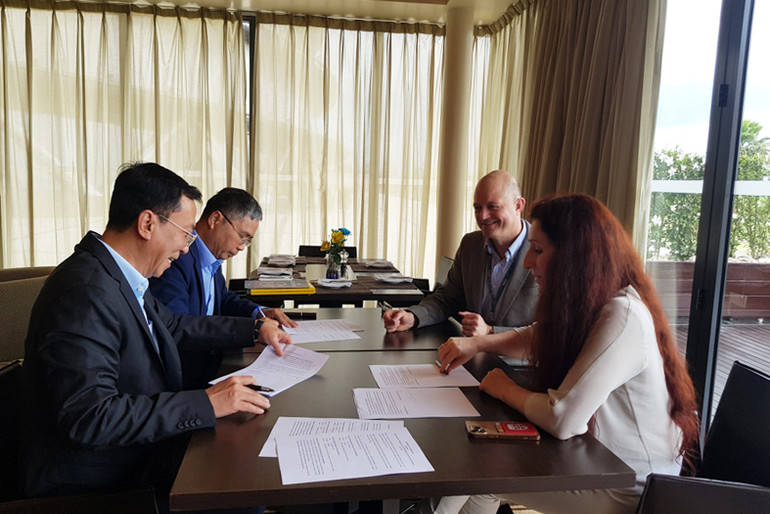 Ông Trần Quốc Tuấn và bà Lise Klaveness ký kết hợp tác phát triển bóng đá cộng đồng giai đoạn 2023-2026.