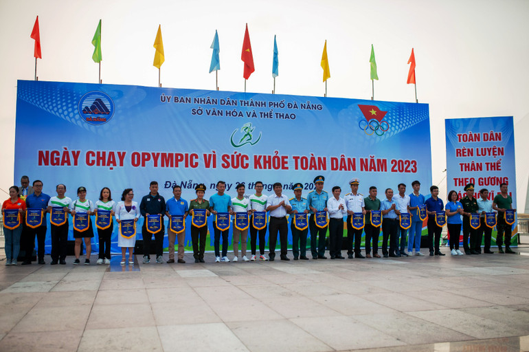 Trao cờ lưu niệm cho đại diện các đơn vị tham dự. Trao cờ lưu niệm cho đại diện các đơn vị tham dự.