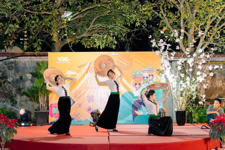 Không gian lễ hội hoa ban và Xuân Tây Bắc được tái hiện tại không gian các khách sạn.