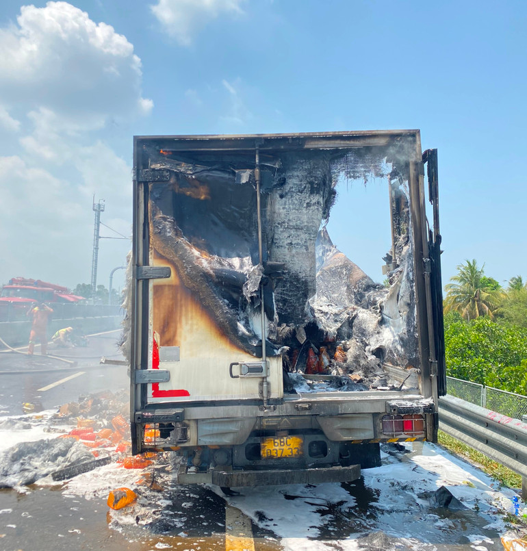 Chiếc xe tải bị cháy.