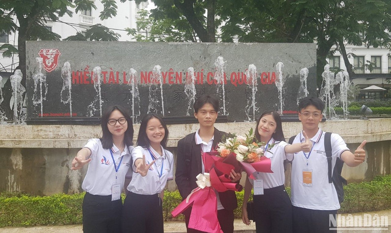 Phút hạnh phúc sau cuộc thi đầy căng thẳng của Đoàn học sinh Trường trung học phổ thông chuyên Lê Quý Đôn, tỉnh Quảng Trị.
