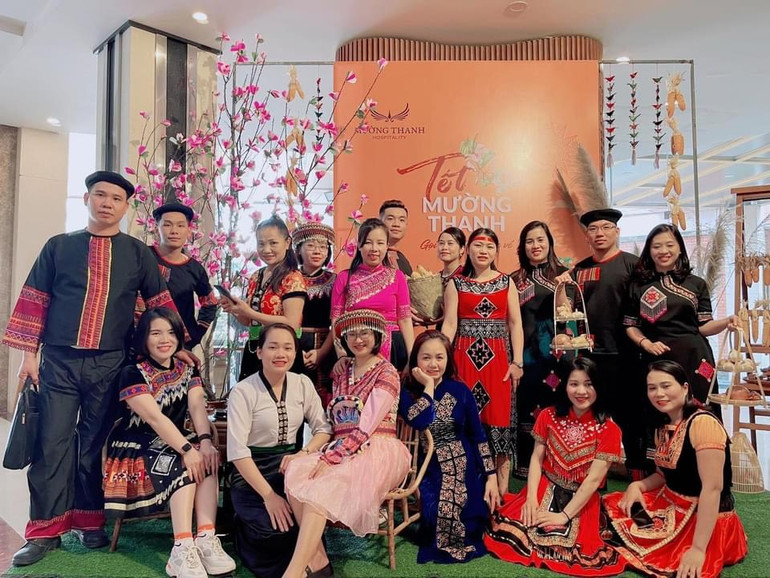 Du khách và nhân viên các khách sạn tham dự vào các hoạt động lễ hội.