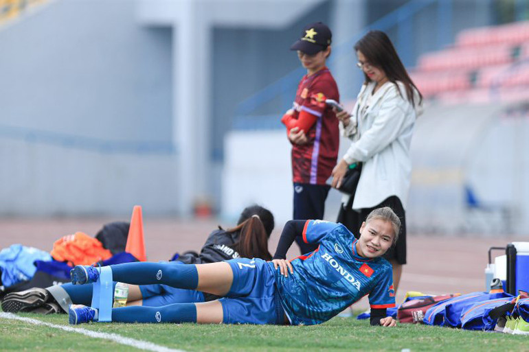 Các nữ tuyển thủ luôn giữ tinh thần phấn khởi trong buổi tập.