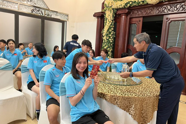 Huấn luyện viên Mai Đức Chung và ban huấn luyện “lì xì” các cầu thủ nhân ngày tập trung đầu tiên của năm 2023.