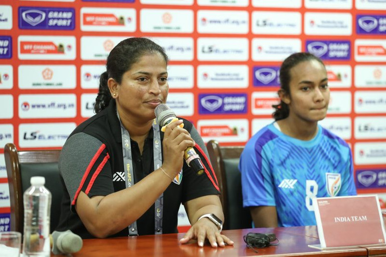 HLV Maymol Rocky tại buổi họp báo sau trận đấu. (Ảnh: VFF)