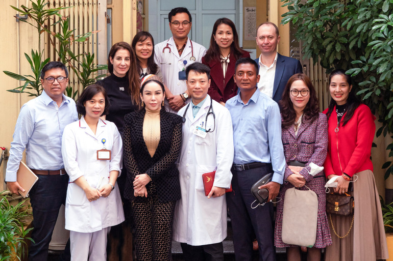 Bà Lê Nữ Thùy Dương và đại diện Quỹ Toàn cầu trong chuyến thăm Bệnh viện Phổi Trung ương tại Hà Nội.