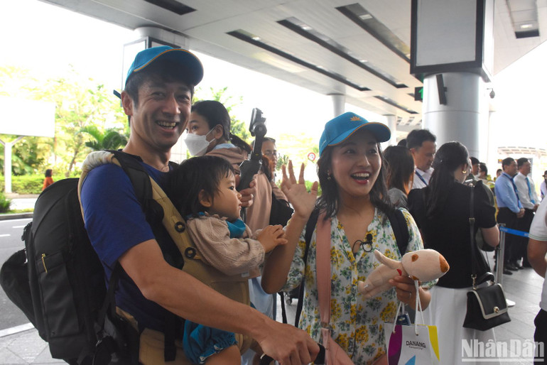 Các du khách Nhật Bản đầu tiên đến Đà Nẵng sau thời gian dài bị ảnh hưởng bởi đại dịch Covid-19.