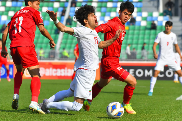 U20 Iran và U20 Việt Nam giằng co trong hiệp 1. U20 Iran và U20 Việt Nam giằng co trong hiệp 1.