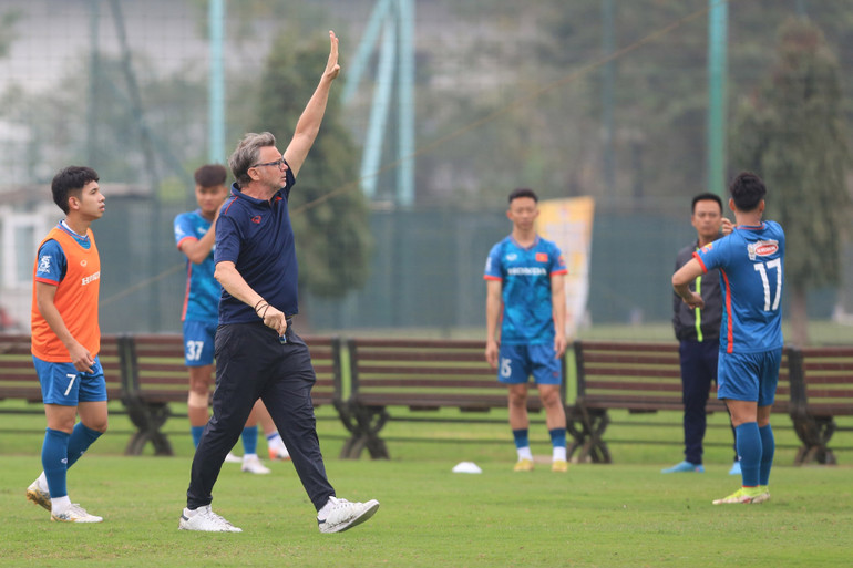 HLV Philippe Troussier theo sát các học trò trên sân tập.