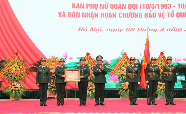 Ban Phụ nữ Quân đội đón nhận Huân chương Bảo vệ Tổ quốc hạng Nhì.