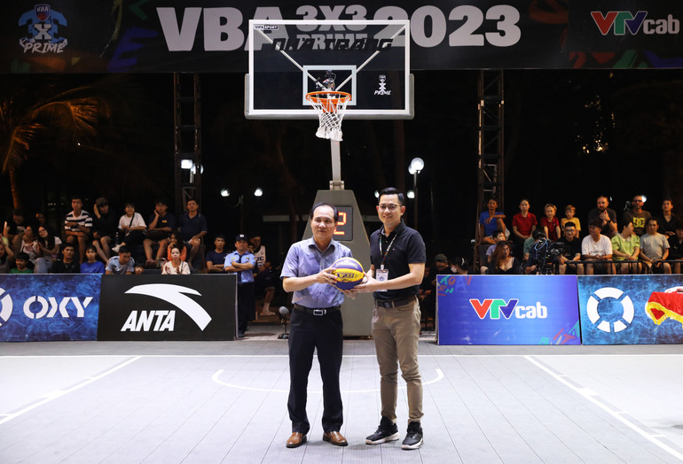 Phó Giám đốc Sở Văn hóa và Thể thao tỉnh Khánh Hòa Trần Tuấn Thanh (bên trái) nhận trái bóng lưu niệm VBA từ Giám đốc điều hành VBA Trần Chu Sa.