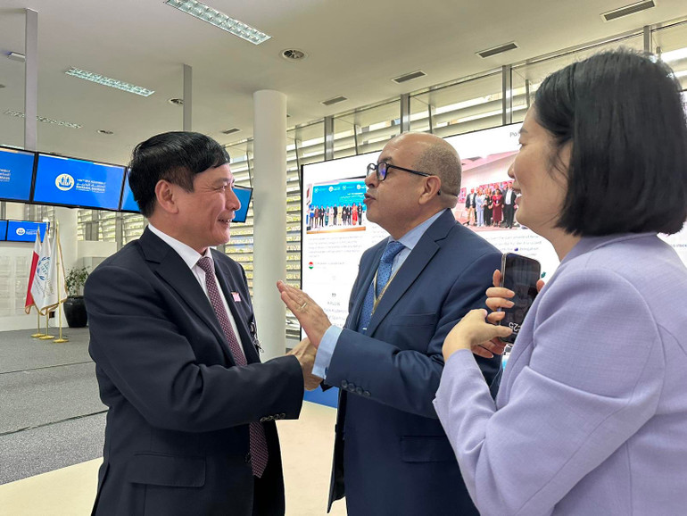 Tổng Thư ký Quốc Hội Bùi Văn Cường gặp gỡ bên lề Hội Nghị với Chủ tịch ASGP Najib M. El Khadi.