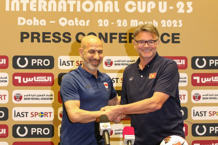 HLV trưởng của U23 Iraq và HLV Philippe Troussier. (Ảnh: VFF)