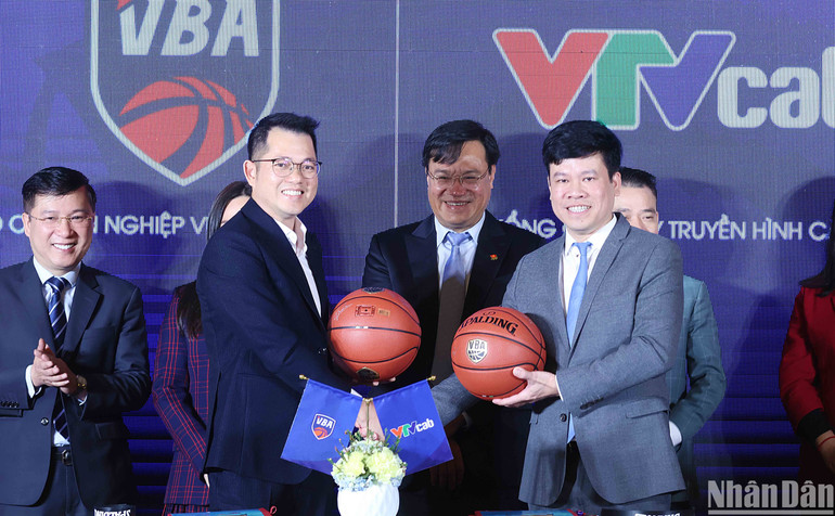 Các đại diện chứng kiến cùng ký vào bóng thi đấu và trao tặng.