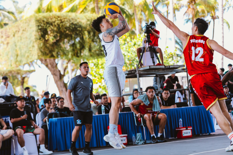 Tâm Đinh nhảy ném trước Justin Young (VNSelect). (Ảnh: VBA)