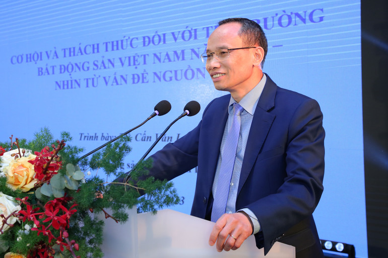 TS Cấn Văn Lực trình bày tham luận Cơ hội và thách thức nhìn từ vấn đề nguồn vốn. TS Cấn Văn Lực trình bày tham luận Cơ hội và thách thức nhìn từ vấn đề nguồn vốn.