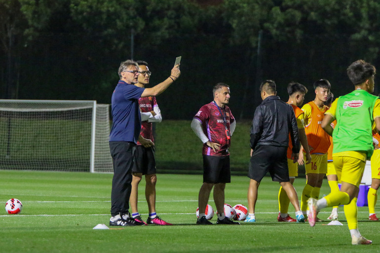 Ban huấn luyện theo sát các tuyển thủ. (Ảnh: VFF)