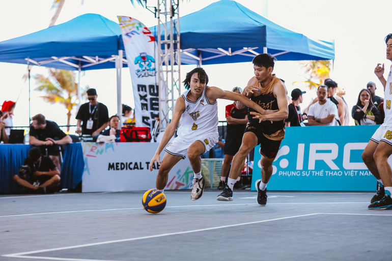 Đội khách mời Ares BBK (Thái Lan) tạo nên bất ngờ khi chiến thắng nhà vô địch chặng 1 Thang Long Warriors