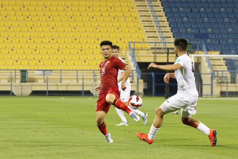 U23 Kyrgyzstan chơi với 10 người từ phút 84. (Ảnh: VFF)