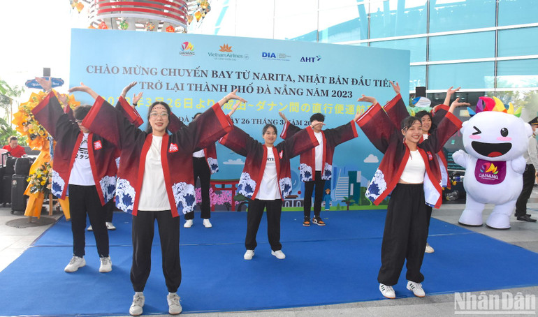 Sinh viên trường Đại học Đông Á Đà Nẵng với vũ điệu Yosakoi truyền thống của Nhật Bản, chào đón du khách.