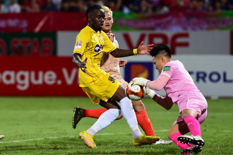 Các đường tấn công của Sông Lam Nghệ An gặp khó khăn.