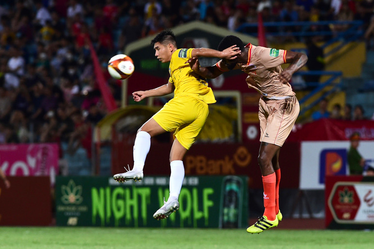 Phút 54, Hồ Tấn Tài tạt bóng từ cánh phải, tạo điều kiện để Lê Văn Đô ngả người, bắt vô lê quyết đoán để gỡ hòa 1-1 cho Công an Hà Nội.