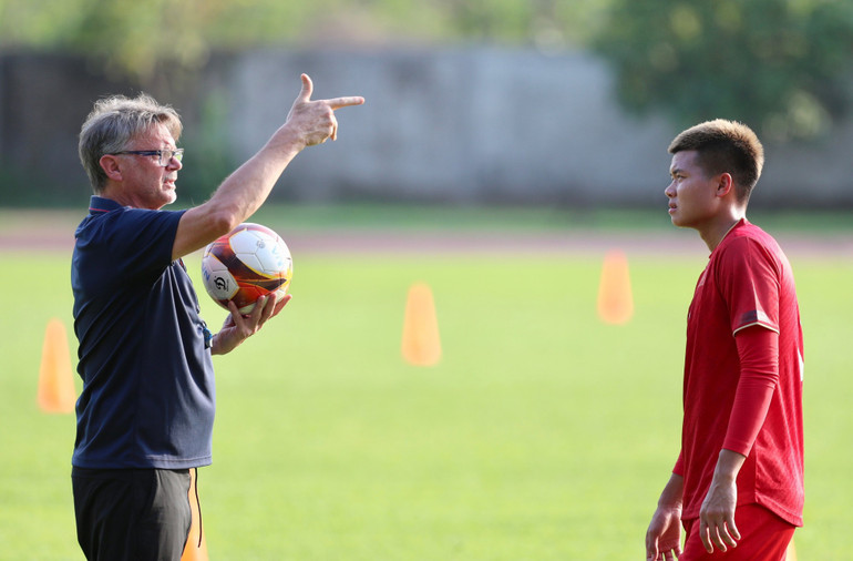 Huấn luyện viên Philippe Troussier đặt niềm tin vào Văn Tùng nơi hàng công U22 Việt Nam. Huấn luyện viên Philippe Troussier đặt niềm tin vào Văn Tùng nơi hàng công U22 Việt Nam.