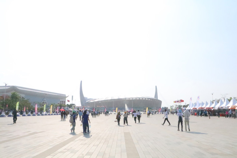 Khán giả vượt qua khoảng sân rộng để tiến đến cửa xếp hàng.