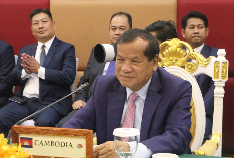 Bộ trưởng Du lịch, Chủ tịch Ủy ban Olympic Campuchia Thong Khon. Bộ trưởng Du lịch, Chủ tịch Ủy ban Olympic Campuchia Thong Khon.