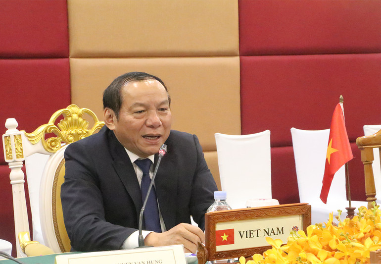 Bộ trưởng Văn hóa, Thể thao và Du lịch Nguyễn Văn Hùng phát biểu. Bộ trưởng Văn hóa, Thể thao và Du lịch Nguyễn Văn Hùng phát biểu.