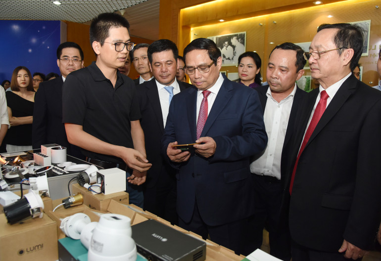 Thủ tướng nghe giới thiệu một số sản phẩm khoa học công nghệ ứng dụng trong nông nghiệp, công nghiệp.