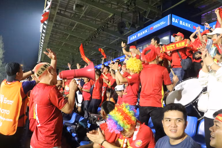 Các cổ động viên Việt Nam lan tỏa tinh thần thể thao hữu nghị.