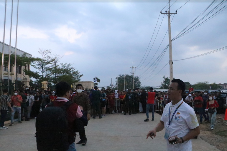 Nhiều khán giả đến từ rất sớm để xem trận tranh ngôi đầu bảng B. Nhiều khán giả đến từ rất sớm để xem trận tranh ngôi đầu bảng B.