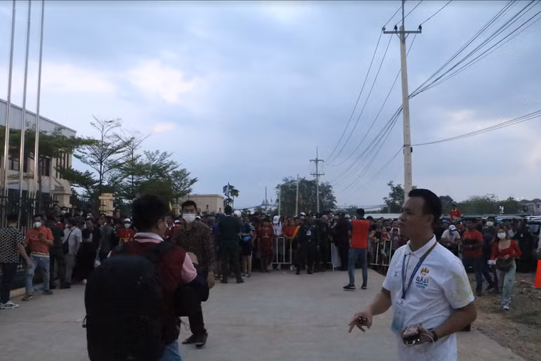 Nhiều khán giả đến từ rất sớm để xem trận tranh ngôi đầu bảng B.