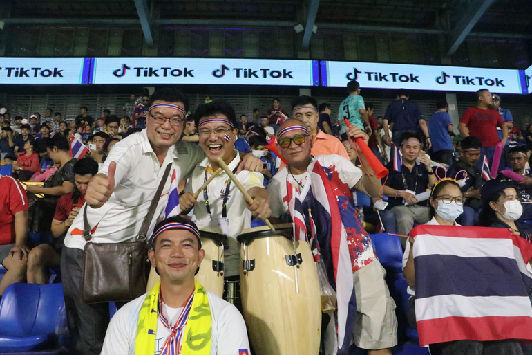Trên khán đài, cổ động viên 2 đội khá cởi mở và thân thiện. Trên khán đài, cổ động viên 2 đội khá cởi mở và thân thiện.