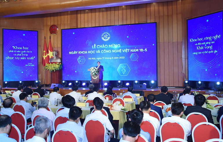 Thủ tướng nhấn mạnh, trong khoa học, phải có ước mơ, hoài bão; phải có nhiệt huyết, đam mê; phải có khát vọng, niềm tin; phải có mục tiêu, lý tưởng; phải có sự nỗ lực và kiên trì; phải có lòng tự trọng và niềm tự hào dân tộc; phải có tinh thần xả thân vì khoa học, dám đối diện với thất bại để thành công.