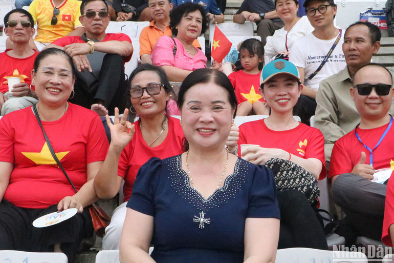 Một số khán giả ở Việt Nam sang thăm người nhà công tác tại Phnom Penh tranh thủ dự khán trận đấu được nhiều người quan tâm. Một số khán giả ở Việt Nam sang thăm người nhà công tác tại Phnom Penh tranh thủ dự khán trận đấu được nhiều người quan tâm.