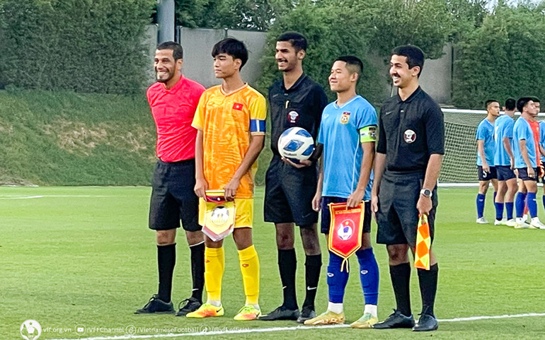 Hai đội bước vào trận đấu tập với tinh thần thoải mái.