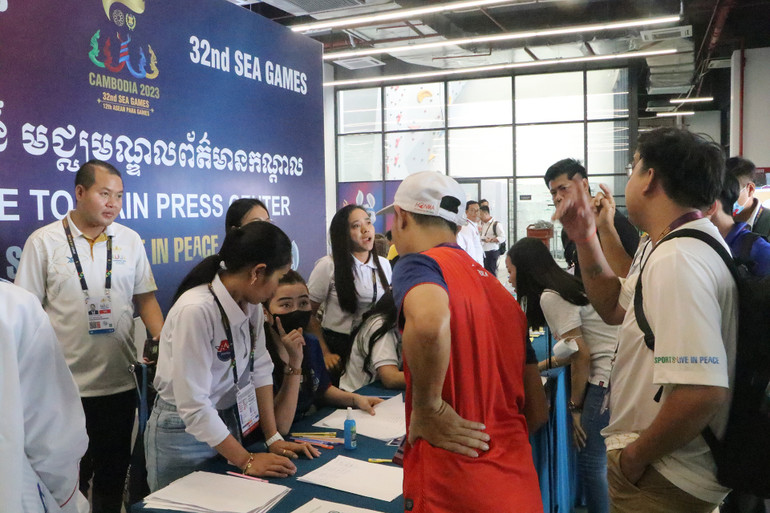 Các nhân viên Trung tâm báo chí tận tình hướng dẫn các phóng viên vị trí tác nghiệp trong Lễ bế mạc SEA Games 32. Các nhân viên Trung tâm báo chí tận tình hướng dẫn các phóng viên vị trí tác nghiệp trong Lễ bế mạc SEA Games 32.