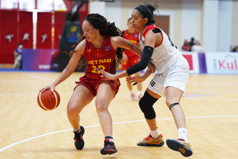 Mailee Jones dẫn bóng trước tuyển thủ Indonesia.